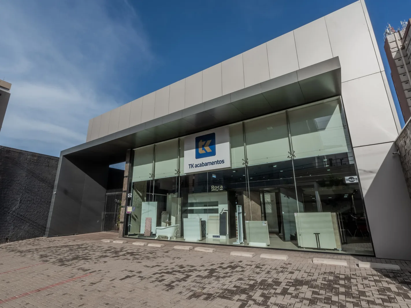 Obra comercial em pré-moldado com cobertura metálica
