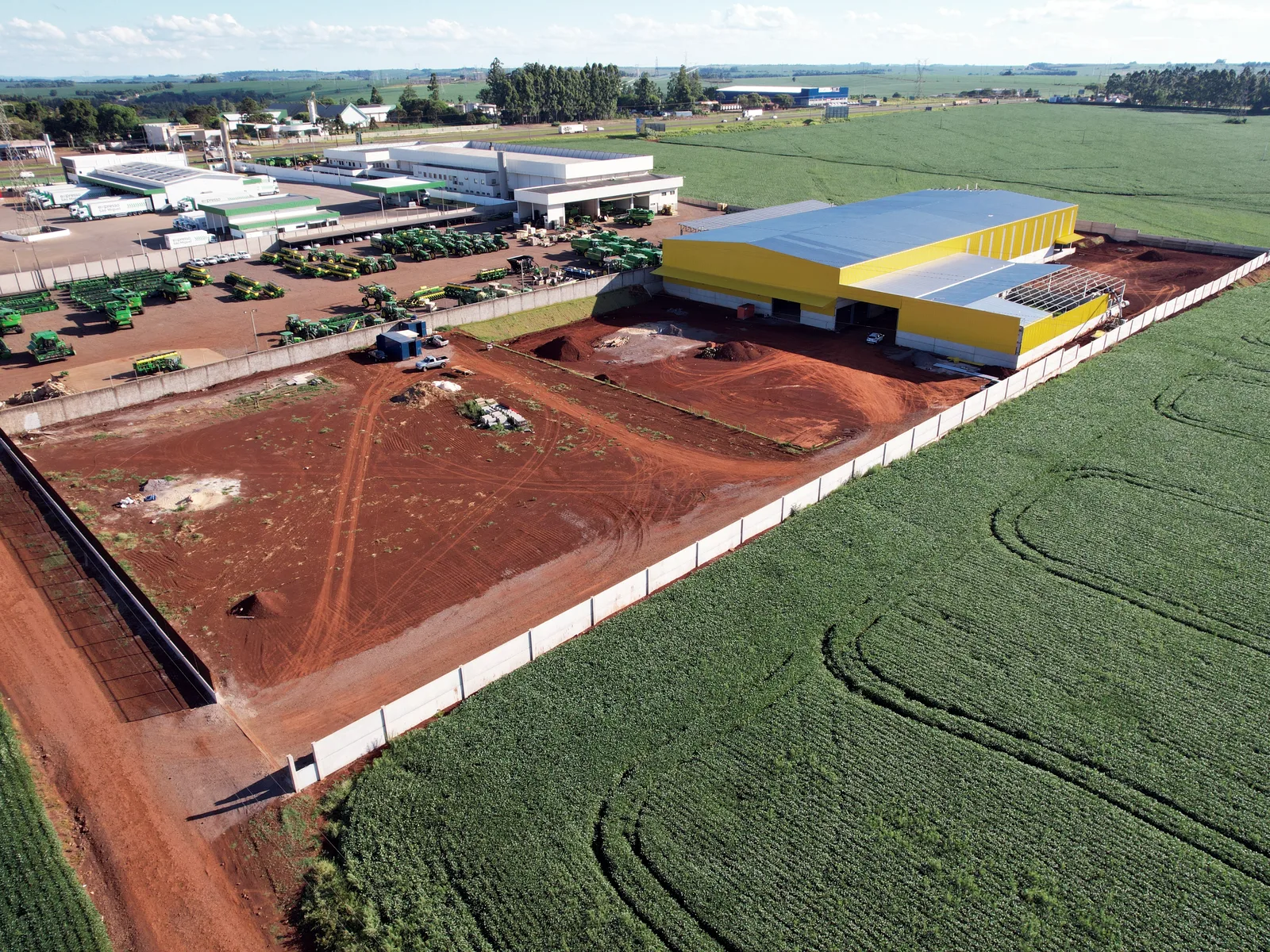 Vista aérea de barracão pré-moldado em área rural, com cobertura metálica concluída