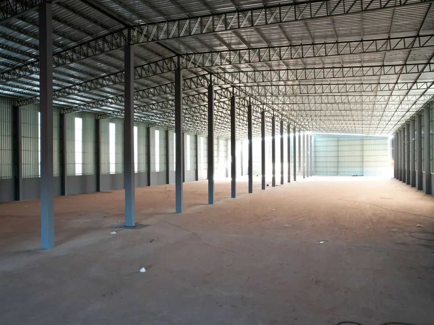 Interior de barracão pronto com cobertura em estrutura metálica