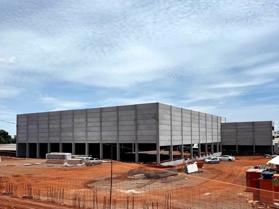 Barracão de grande porte com fechamento em painéis pré-moldados, obra em andamento