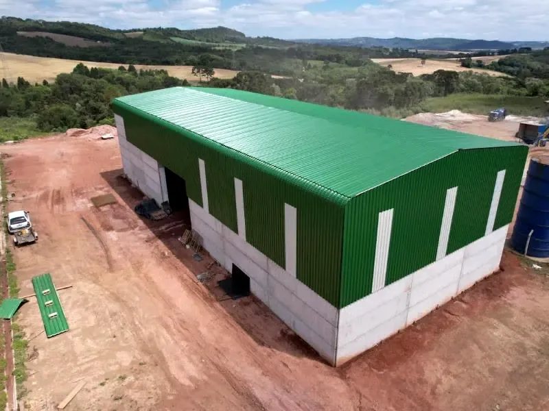 Vista aérea de barracão rural pré-moldado