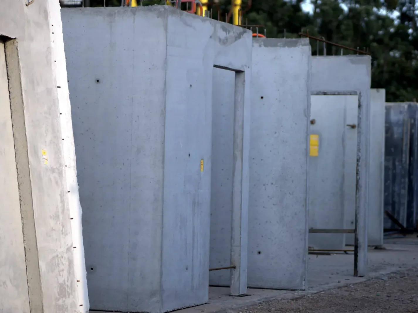 Fileira de painéis de parede de concreto estocados no pátio da fábrica