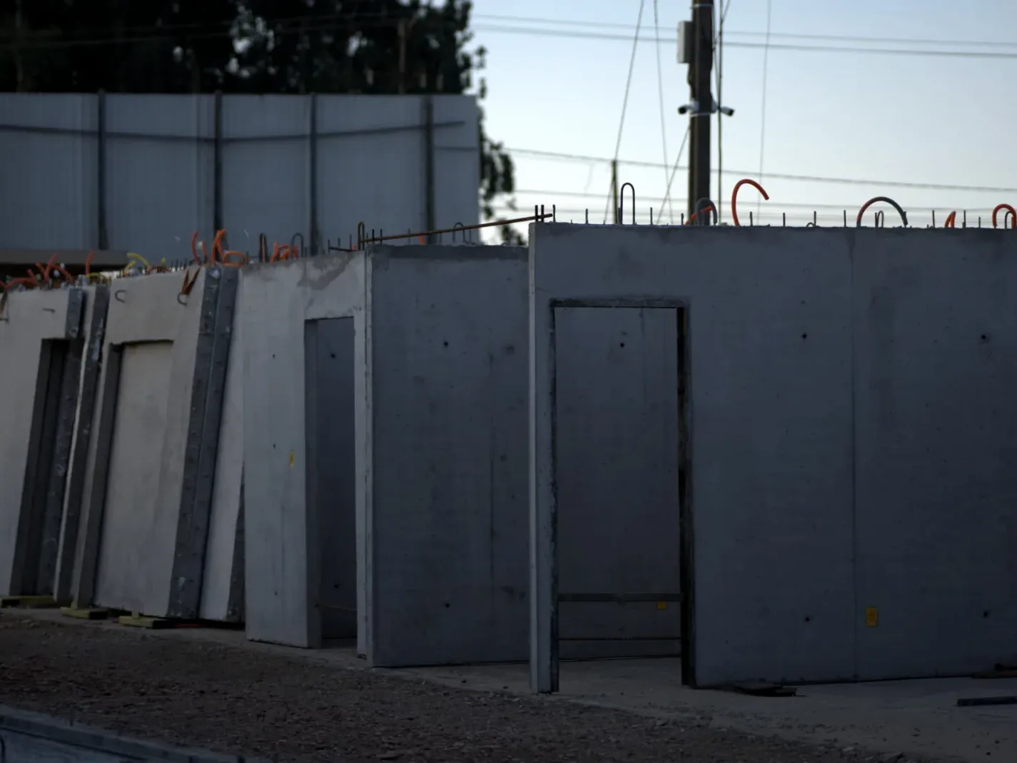 Conjunto de painéis de parede com esperas de tubulação elétrica no topo