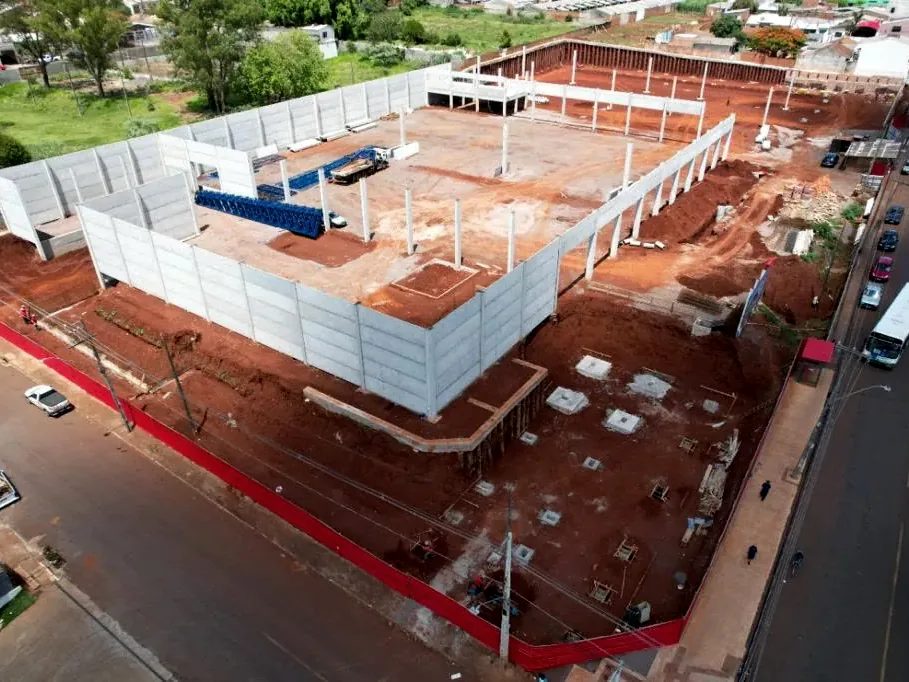 Montagem de painéis pré-moldados de concreto em obra