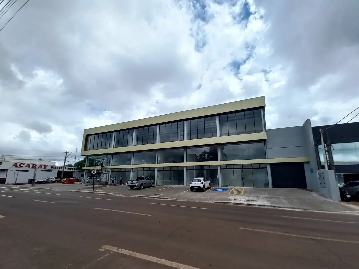 Edifício de salas comerciais de dois pavimentos com fachada em vidro