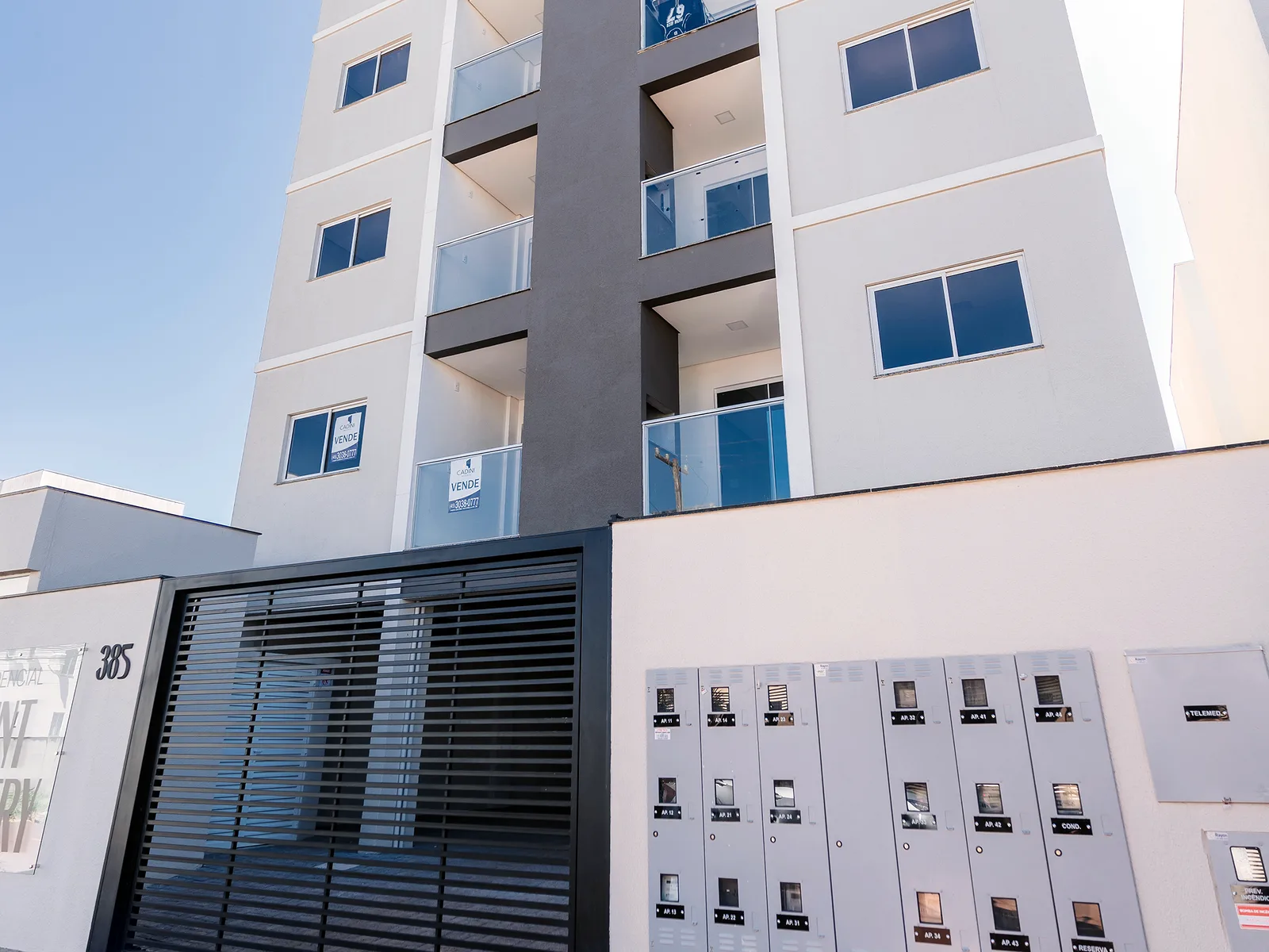 Edifício de vários pavimentos pronto, com fachada branca e esquadrias instaladas